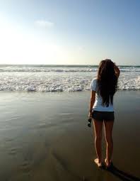Девушка смотрит на море.