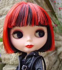 Голова куклы с красно-черными волосами