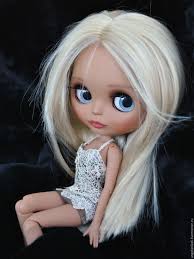 Красивая кукла с белыми волосами