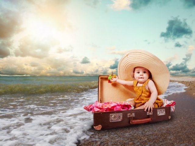 Ребенок на пляже.