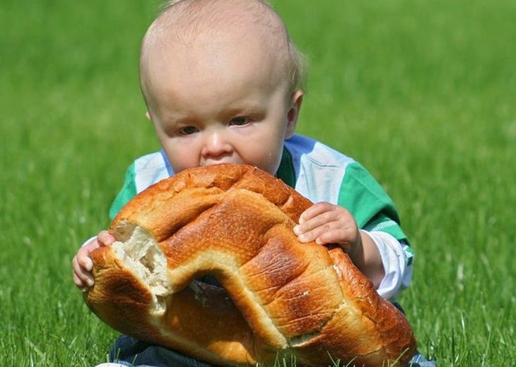 Огромный хлеб у ребенка