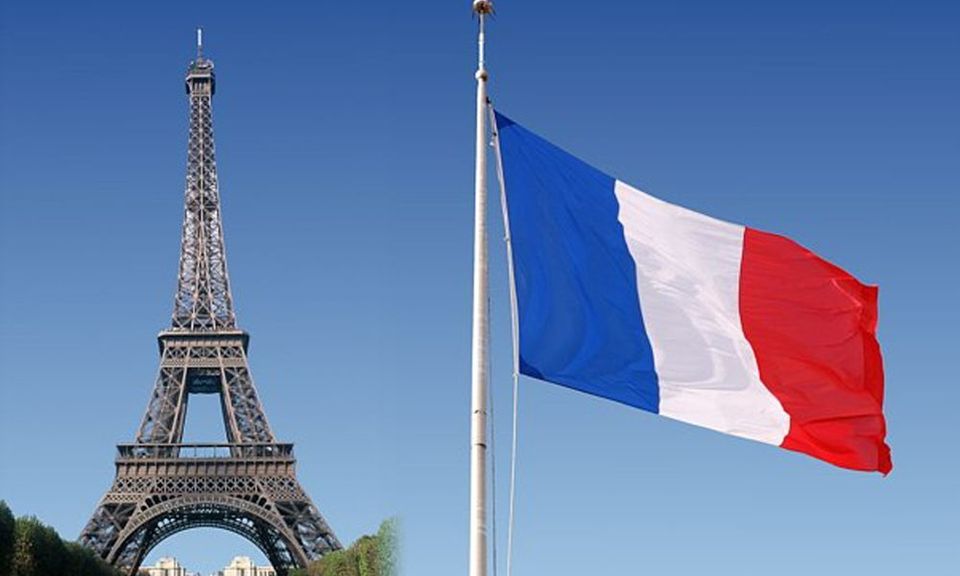 Флаг Франции на фоне эфилевой башни