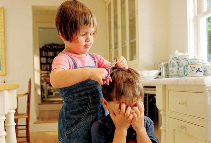 Дети играют в парикмахера