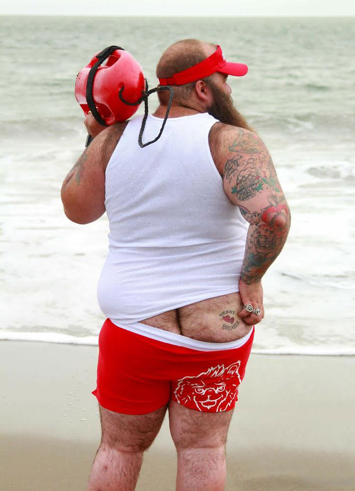 Толстый мужик на пляже