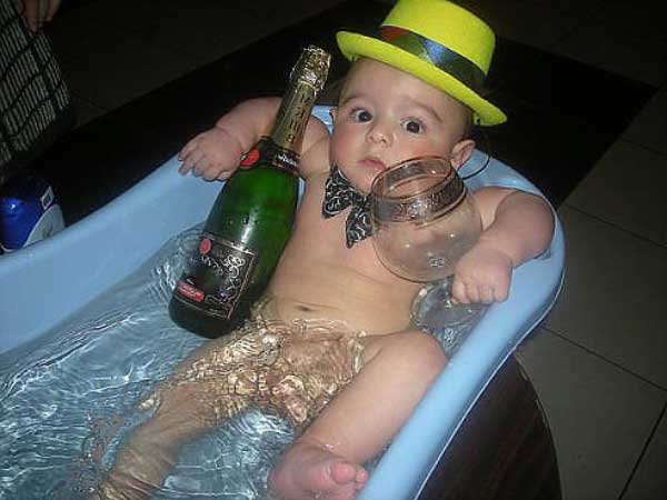Ребенок с шампанским в ванночке