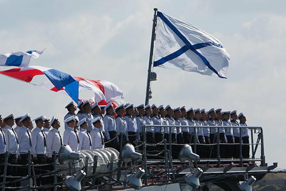Моряки с Андреевским флагом.