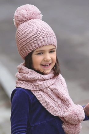 Розовый комплект: шапка и шарф.