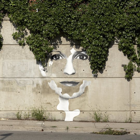 Нарисованное лицо девушки на стене.