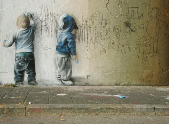 Дети рисуют на стене.