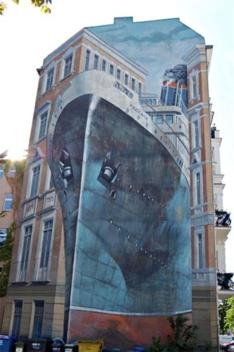 Титаник на стене.
