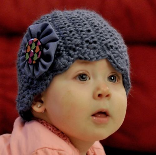 Вязанная шапка с цветочком для ребенка.