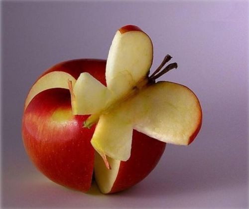Яблоко в форме бабочки.