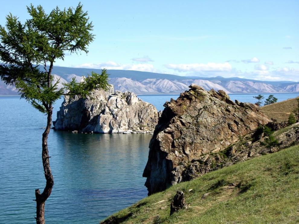 Красивый вид на озеро Байкал.
