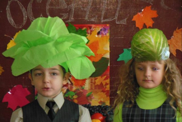 Девочка и мальчик в костюмах овощей.