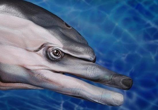 Нарисованный дельфин на руке.