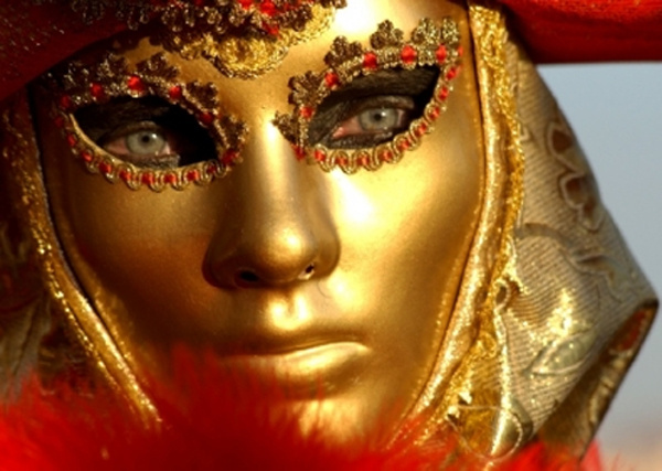 Красивая золотая маска.