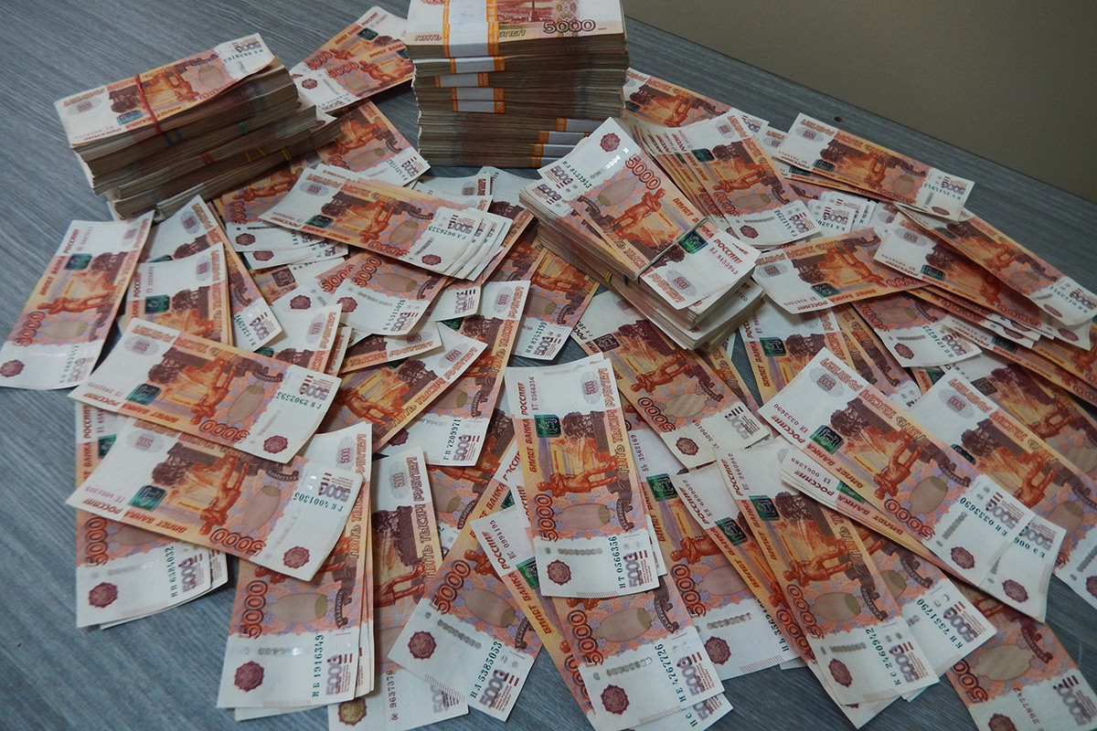 Пять тысяч российских рублей
