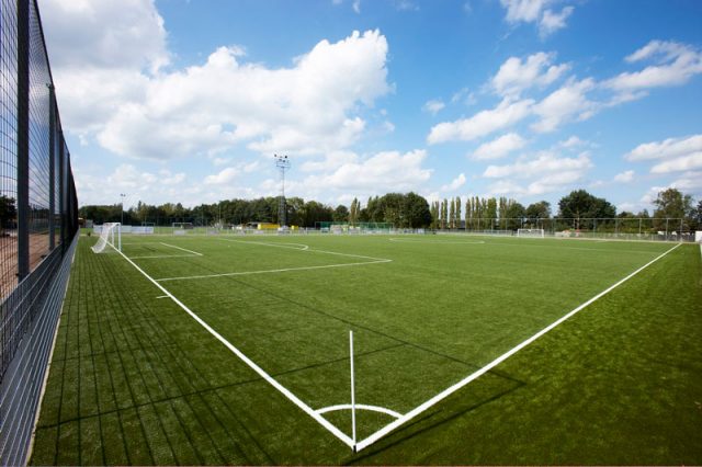 Футбольное поле с искусственной травой.