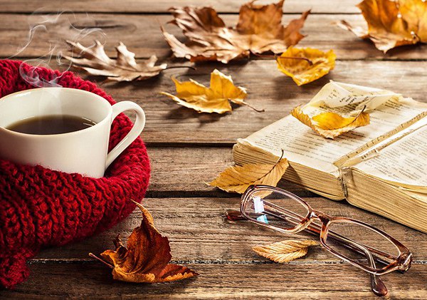 Листья, кофе, книга на столе.