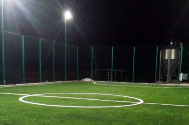 Футбольное поле ночью.