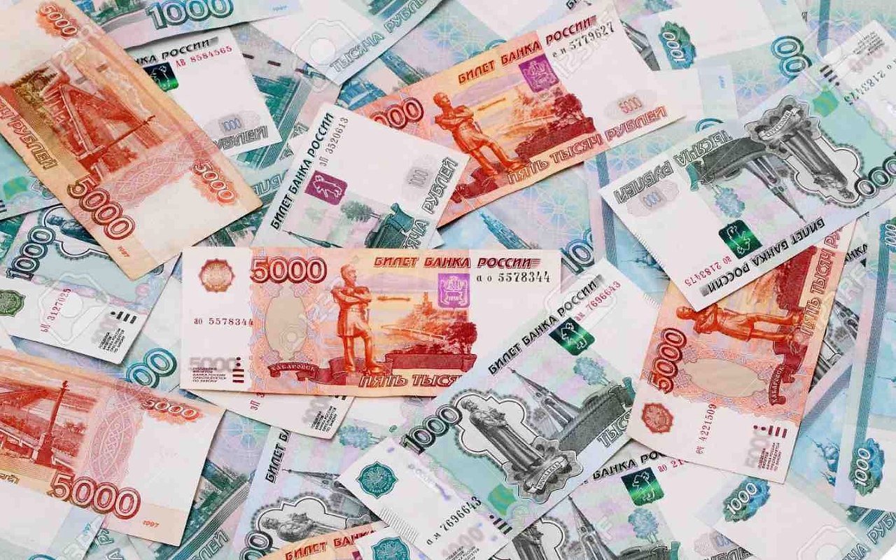 Российские деньги номиналом тысяча и пять тысяч рублей