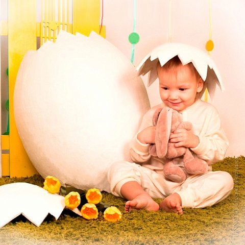 Ребенок в костюме яйца.