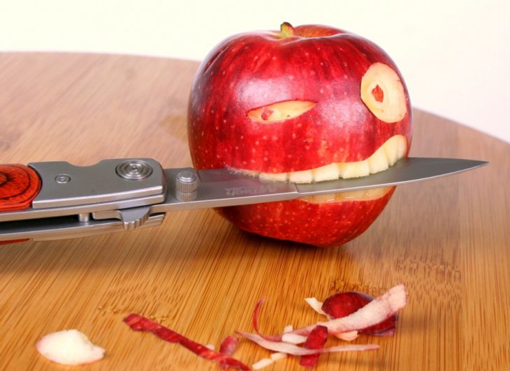 Яблоко с ножом