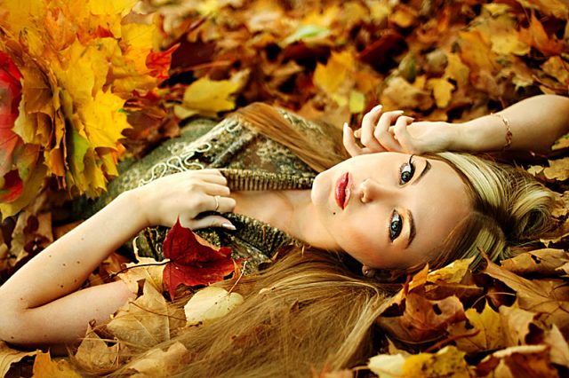 Красивая девушка-осень.