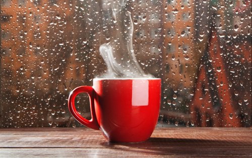 Дождь за окном, чашка горячего кофе.