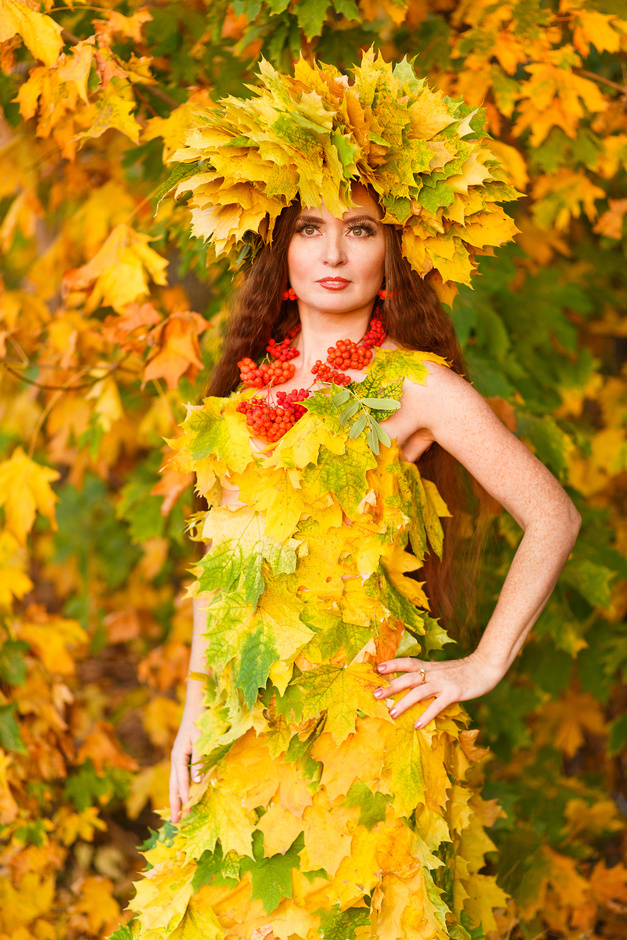 Девушка в платье из листьев.
