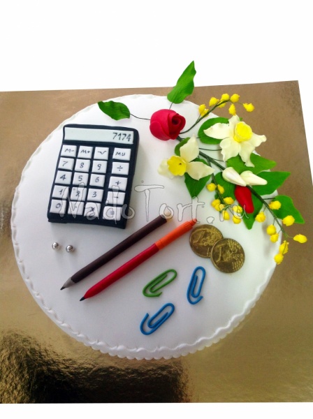 Калькулятор, цветы, ручки и скрепки.