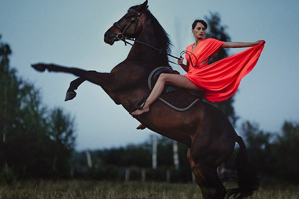 Девушка в алом на коне.