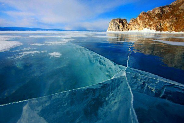 Озеро Байкал зимой.