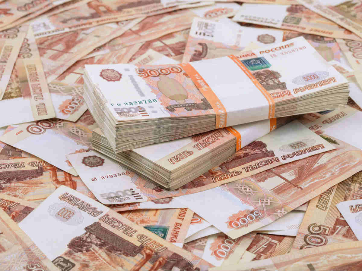Российские рубли в банковской упаковке