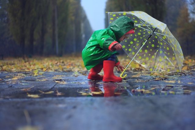 Ребенок с зонтиком.