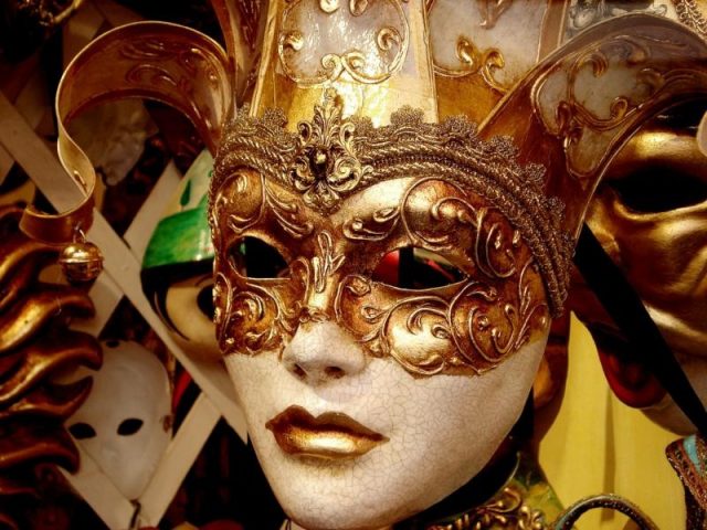 Золотая венецианская маска.