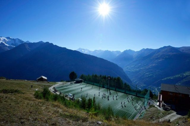 Футбольное поле среди гор.