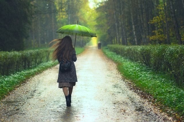 Девушка под зонтом.