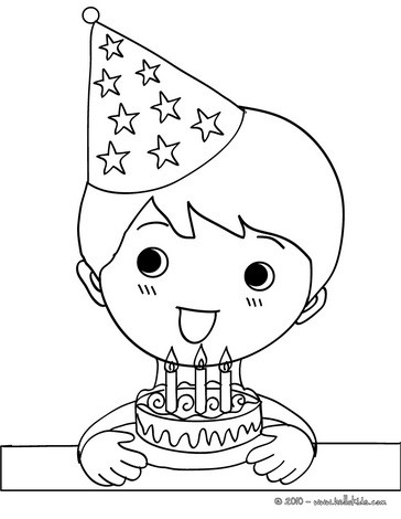 Мальчик с праздничным тортом