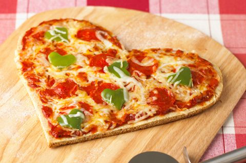 Как можно сделать с обычной пиццы романтичную!