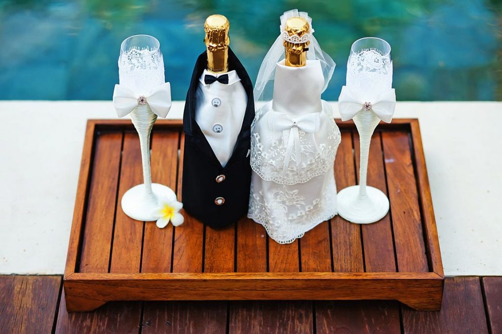 Оригинальные бутылки с шампанским на свадьбу