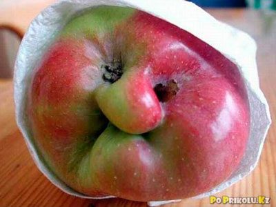 Смешное яблоко.