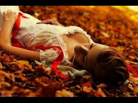 Девушка лежит на листве.