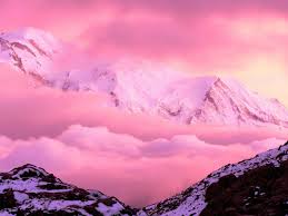 Заснеженные горы и розовые облака.