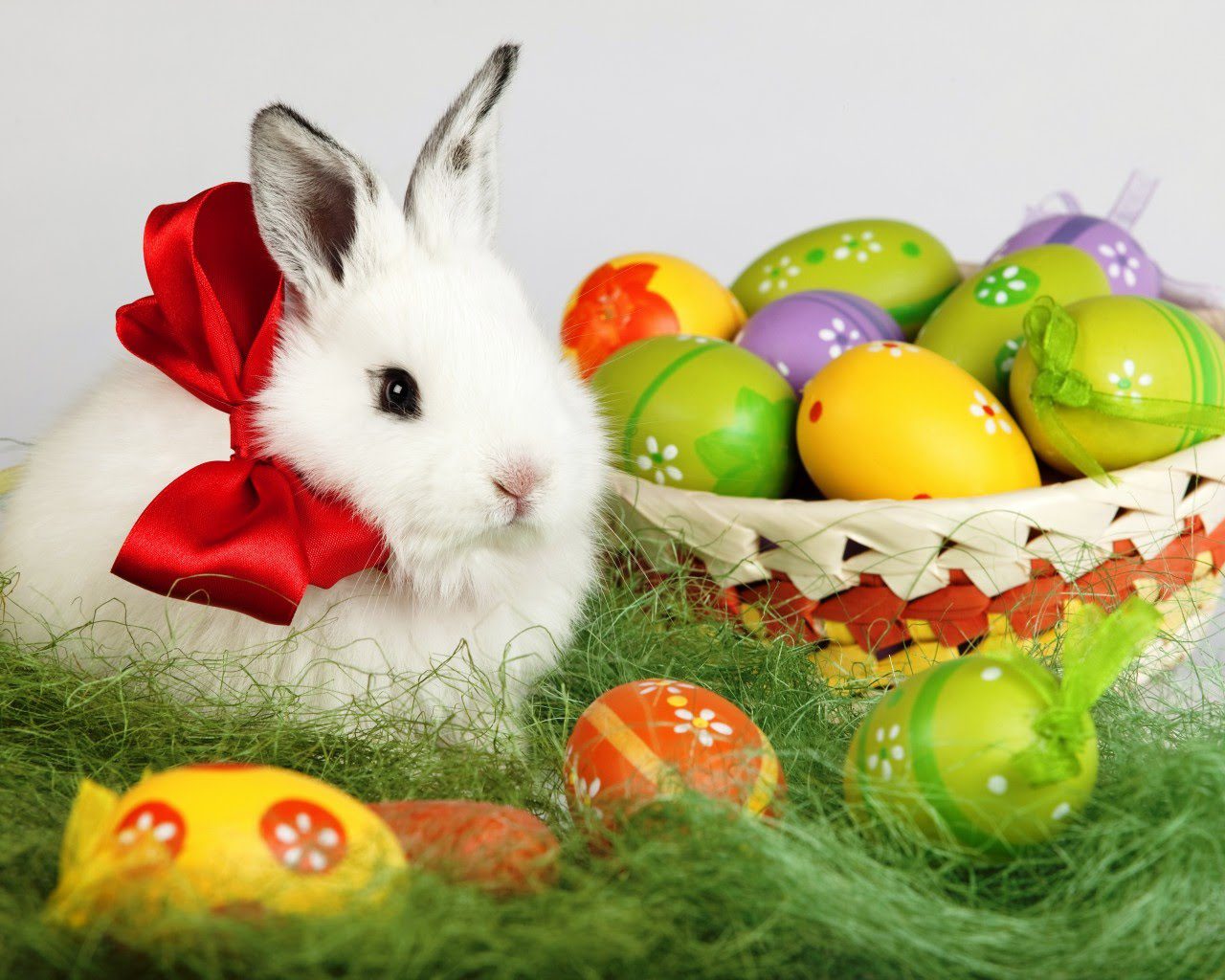 Пасхальный кролик с яйцами.
