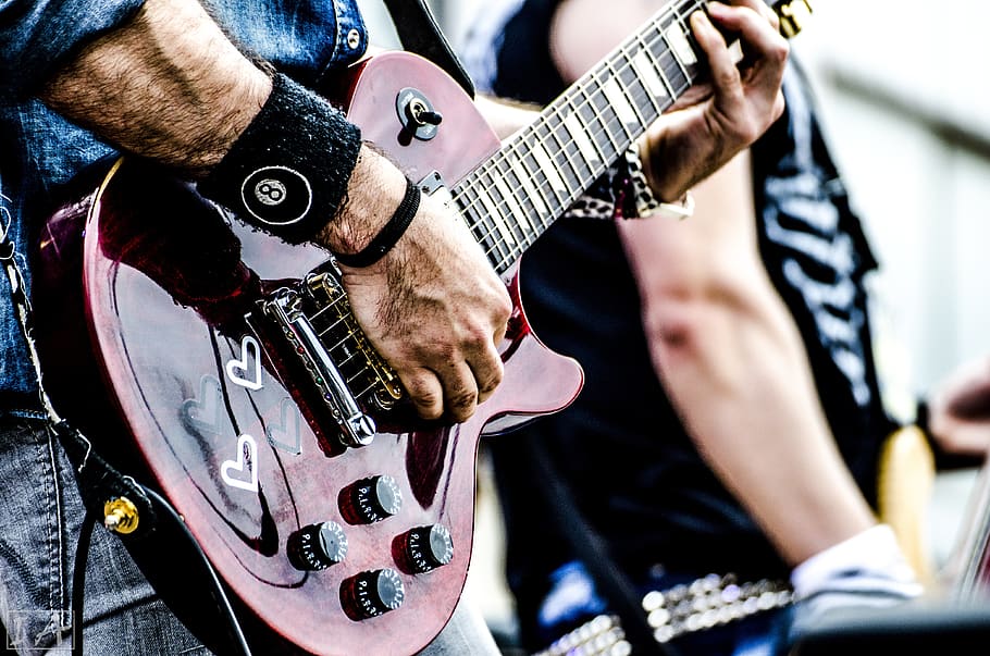 Гитара в руках рок-музыканта