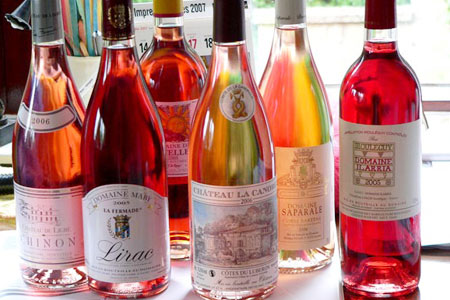 Бутылки с розовым вином.