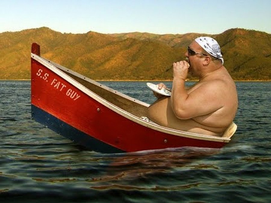 Толстый мужчина в лодке