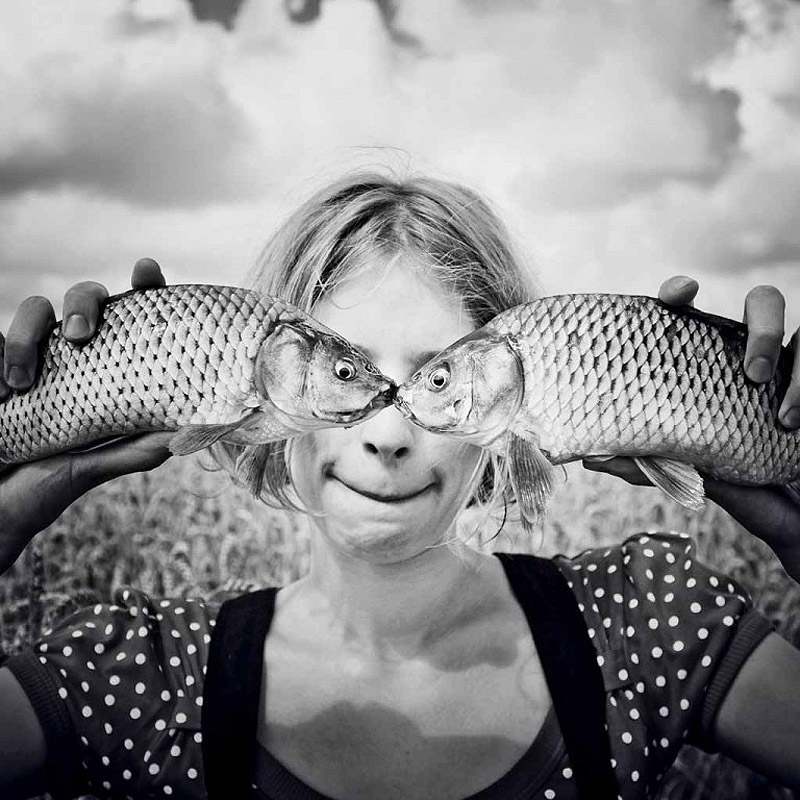 Прикольная картинка девушка с рыбами
