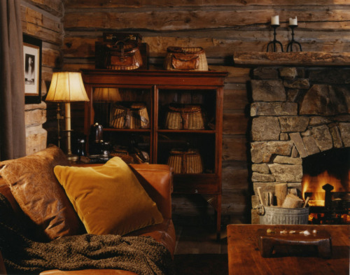 Уютная комната с камином.